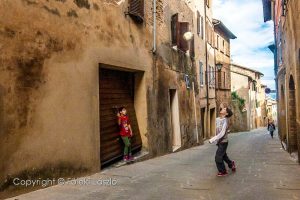Olasz utcán fiúk fociznak